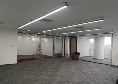 东三环地标建筑 10号线团结湖地铁口 签约可配全套办公家具 东南向大落地窗